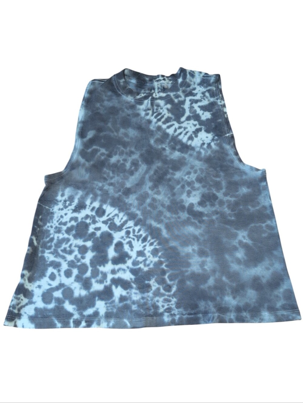 Lululemon women’s sleeveless athletic tank top in a gray and blue tie dye patter